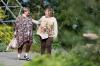 Die beiden Freundinnen Rebecca Whitmann (69) und Brigitte Nickisch (69, links im Bild) kennen sich aus den frühen 1950er Jahren und haben sich jetzt nach 60 Jahren wieder in Würzburg getroffen.