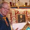 80 Jahre alt wird am Sonntag, 29. September, der Würzburger Goldschmiedemeister Michael Amberg. Das Foto zeigt ihn mit dem von ihm geschaffene Reliquiar des seligen Georg Häfner.