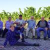 Manfred Schmitt (Zweiter von rechts) hat dem Italiener Beppe Sala (Dritter von rechts) die Bergtheimer Weinberge gezeigt. Bei der Weinbergskapelle traf er auf eine Gruppe Bergtheimer, die sich zum Erinnerungsfoto dazu gesellten.
