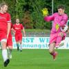 Der zweite Streich des Dreifachtorschützen René Hartmann (links): Nach dem Schuss des Heidingsfelders flutscht der Ball Eibelstadts Torwart Maximilian Geißendörfer zwischen Arm und Bein hindurch zum 2:0 ins Netz.