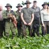 Nach bestandener Brauchbarkeitsprüfung für Jagdhunde im Bild von links: Horst Fleischmann, Vorsitzender Gerhard Klingler, Leo Jauchstetter, Ausbilder Rudolf Fuchs, Stefan Neubauer, Prüfer Hubert Bamberger, Christina Neubauer und Prüfer Elmar Engert.