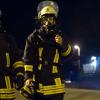 Feuerwehrleute der Feuerwehr Schonungen trainieren den Umgang mit ihren Atemschutzgeräten.
