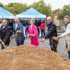 Symbolischer Spatenstich für die Carus-Allee: Von links: FH-Präsident Robert Grebner, Baureferent Ralf Brettin, Staatssekretär Marco Wanderwitz, MdB Anja Weisgerber, Regierungsvizepräsident Jochen Lange, OB Sebastian Remelé, Architekt Thomas Beyhl.