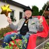 Einmal Gold, einmal Silber: Weltmeister Martin Härter wurde mit dem Traktor zum Empfang ins Schützenheim gefahren.