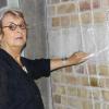 Barbara Schaper-Oeser 2015 bei einer Arbeit mit Kreide in der Kirche St. Johannis in Würzburg