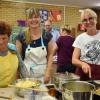Aus den Steckrüben in der linken Schüssel wird das Erdkohlrabi-Gemüse. Ach ja - Spaß gemacht hat der gemeinsame Kochabend auf Omas Spuren natürlich auch. Aus den Steckrüben in der linken Schüssel wird das Erdkohlrabi-Gemüse. Ach ja - Spaß gemacht hat der gemeinsame Kochabend auf Omas Spuren natürlich auch.