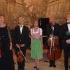 Die Cappella Musica Dresden war am Samstag zum 20. Mal zu Gast in der Konzertreihe „Musik in fränkischen Schlössern“ – 20 Jahre viele wunderbare Programme mit den Musikern  der Staatskapelle Dresden und immer wieder, so auch am Samstag, ein fast ausverkaufter Saal und ein begeistertes Publikum. Der Dank dafür ging laut Pressemitteilung an die künstlerische Leiterin und Organisatorin  Anne Meiners und an Frau Monica von Deuster-Fuchs von Bimbach und Dornheim. In diesem Jahr waren zwei außergewöhnliche Nachwuchstalente dabei, Nikolaus Branny am Klavier, der 19-jährige Sohn des Musikerehepaars der Cappella und die Sängerin Bettina Meiners aus Burgpreppach, die Gesang  am Mozarteum in Salzburg studiert. Beide begeisterten solistisch mit den Streichern der Cappella und auch gemeinsam mit einem Lied von Edward Grieg, der „Wasserlilie“. Dies passte der Mitteilung zufolge wunderbar als Beitrag zum Projekt „Kunststück“ des Landkreises, dessen Thema dieses Jahr das Wasser ist. Die Sängerin Bettina Meiners faszinierte durch eine klare, ausdrucksvolle Stimme und die einzigartige Fähigkeit, das Publikum durch ihren Gesang direkt anzusprechen. Zwei Arien waren die Höhepunkte des Konzertes. Das Programm voller musikalischer Schätze, die Abwechslung von Klavier solo, Kammermusik, Walzern und Arien, musiziert von der geliebten Cappella Musica und den beiden hochbegabten Nachwuchskünstlern gefiel dem Publikum, welches sich mit langanhaltendem Applaus bedankte. (keck)