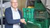 Michael Donath, Projektleiter der Lohrer Tafel vor den Kisten mit geschenkten Kartoffeln.