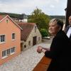 Beeindruckt zeigte sich Brigitta Brunner vom modernen "Stadtbalkon" am wiederaufgebauten Westflügel der Burg Brattenstein. Beeindruckt zeigte sich Brigitta Brunner vom modernen "Stadtbalkon" am wiederaufgebauten Westflügel der Burg Brattenstein.