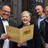 Normalerweise kommen Förderbescheide mit der Post. Diesmal überbrachte Ministerialdirektorin Brigitta Brunner das Dokument bei ihrem Besuch in Röttingen persönlich. Mit im Bild (von links) Bürgermeister Martin Umscheid, Architekt Reiner Rossbach und Manfred Grüner von der Förderstelle an der Regierung von Unterfranken.