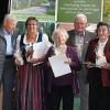 Für 35, 40 und 50 Jahre Treue zum Verein und zum Kreisverband sind diese Mitglieder geehrt worden. Dazu gratulierten Vorsitzender Michael Dros (links) und die stellvertretende Kreisvorsitzende des Kreisverbandes für Gartenbau und Landespflege Haßberge, Birgit Baier (rechts).