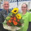 Bürgermeister Alfred Frank begrüßt die neue Marktleiterin Pia Strohmenger mit einem Blumenstrauß
