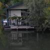 Das schwimmende Clubhaus des Yachtclubs Wernfeld.