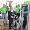 Zur Eröffnung des fit+Sportsclub in der Korbacher Straße in Wiesentheid probierte Bürgermeister Werner Knaier gleich mal die Geräte aus. Stuidoinhaber Alex Teichmann mit Anna Lang (links) und Romina Brandt freuten sich über den Besuch.