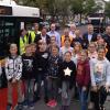 Verkehrssicherheitstag am Friedrich-Koenig Gymnasium in Würzburg. Im Bild-Vordergrund einige Schüler der Klasse 5b mit links Ulrich Fröhlich (WVV), StR Thomas Schmitt (Sicherheitsbeauftragter des FKG), Rainer Erhard (WSB), Clemens Großkopf-Klopf (Bundespolizei), Rainer Hellmann (Verkehrserzieher der Polizei), StD Markus Erdinger (Stellvertretender Schulleiter des FKG) und Volker Amon (Verkehrserzieher der Polizei). Links hinten: Auszubildende der WSB.