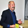 Kriminalhauptkommissar Roland Schmied hielt am Dienstagabend im Bad Königshöfer Gymnasium eine Infovortrag über den richtigen Umgang mit dem Internet für Eltern und verteilte Infomaterial.