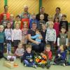 Dort fühlt sie sich einfach wohl: Erzieherin Susanne Mack (sitzend Mitte) inmitten der Kinderschar der Stockheimer Kita St. Vitus. Zum 25-jährigen Dienstjubiläum gratulierten (hinten von links) Kita-Leiterin Michaela Reinhart, Lorenz Sauer (Kirchenverwaltung), Pfarrer Andreas Hutzler und Linda Hartmann (Elternbeirat) sowie Kolleginnen der Einrichtungen und natürlich die Kinder.