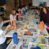 Schüler der fünften Klasse basteln als Upcycling-Projekt Laternen aus Milchtüten.