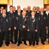 Die zahlreichen Geehrten der Freiwilligen Feuerwehr Unterleinach mit Landrat Eberhard Nuß und Leinachs Bürgermeister Uwe Klüpfel.
