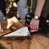 Mit so einem hydraulischen Keil, der relativ neu am Markt ist, will man ferngesteuert die betroffenen Bäume fällen, ohne Menschenleben zu gefährden