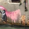 Er war auch da: Banksy-Graffito mitten in der venezianischen Altstadt abseits der Touristenpfade. Das Haus steht zum Verkauf, den Preis für die sanierungsbedürftige Ruine gibt es nur auf Anfrage.