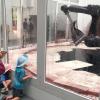 Roboter-Kunst der chinesischen Künstler Suan Yuan und Peng Yu: Der Roboter schiebt nach einer einprogrammierten Choreografie den ganzen Tag eine rote Flüssigkeit umher. Roboter-Kunst der chinesischen Künstler Suan Yuan und Peng Yu: Der Roboter schiebt nach einer einprogrammierten Choreografie den ganzen Tag eine rote Flüssigkeit umher.