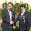 Michael Germer (rechts) gratuliert seinem Nachfolger Udo Niehaus, dem neuen Vorsitzenden des DLRG-Bezirksverbands.