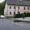 Die Kreisstraße HAS 24 in Dippach weist mehrere kritische Nadelöhre auf - hier im Bild das gefährlichste. Die im Ort "Am Mühlbach" genannte Straße soll künftig einen durchgehenden Bürgersteig erhalten, damit sich Fußgänger sicher im Altort bewegen können.