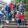 Sie alle freuen sich über die restaurierte historische Treppe: (von links) Rainer Väth (Mitarbeiter der Burg), Katharina, Christoffer, Sebastian, Steffen Krummhaar (Burgwart), Werner Pietzarka (Mitarbeiter der Burg), (sitzend) Ketevan und Diana.