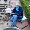 Katharina aus Hamburg bessert die Mauerkrone aus und findet die historische Burg toll. Katharina aus Hamburg bessert die Mauerkrone aus und findet die historische Burg toll.