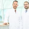 Prof. Dr. med. Andre Steinert (rechts) und Priv.-Doz. Dr. med. Arne Berner (links), Chefärzte der Klinik für Orthopädie, Unfallchirurgie, Schulterchirurgie und Endoprothetik am Rhön-Klinikum Campus Bad Neustadt.