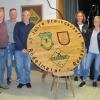 Übergabe des beschrifteten Holztischs als Geschenk der Musikkapelle und des Schützenvereins Rödelmaier an den Schützenverein Reeßum anlässlich der 40-jährigen Freundschaft mit Vertretern aller drei Vereine.
