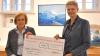 Einen Scheck in Höhe von 1000 Euro hat Dettelbachs Bürgermeisterin Christine Konrad (rechts) an Benita Stolz, Vorsitzende des Vereins DenkOrt Aumühle überreicht.