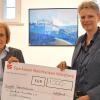 Einen Scheck in Höhe von 1000 Euro hat Dettelbachs Bürgermeisterin Christine Konrad (rechts) an Benita Stolz, Vorsitzende des Vereins DenkOrt Aumühle überreicht.