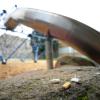 Auf städtischen Spielplätzen in Bad Kissingen finden sich regelmäßig Zigarettenkippen, obwohl im Freistaat das Rauchen auch auf Spielplätzen seit 2010 verboten ist. Die Kippen im Bild haben wir für das Foto hingelegt. Es war aber ein Leichtes, sie und noch weitere mehr auf dem städtischen Spielplatz am Hallenbad zu finden.
