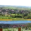 Schön sind hier die Fluren, doch wer schützt sie vor immer weiteren Eingriffen des Menschen? Eine farbige Panoramakarte des Naturparks Haßberge erklärt dem Besucher des Huthäuschens über Unfinden die ihm zu Füßen liegende Landschaft.