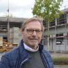 Die Geratherm Respiratory GmbH zieht Anfang 2020 um. Geschäftsführer Kunibert Schäfer steht vor dem Neubau der Firma in der Kasernenstraße.