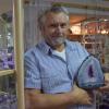 Richard Scheiner aus Hausen sammelt und verkauft Mineralien. Hier hat er eine Amethyst-Druse aus Brasilien im Arm.