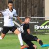 Der Geesdorfer Tresor Mbala (links) gibt Schwebenrieds Marc Müller das Nachsehen.
