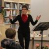 Sonja Braun (links) trug in der Stadtbibliothek in Marktheidenfeld eigene Gedichte und Geschichten vor, die sie während ihrer Brustkrebs-Behandlung schrieb. Ihre Cousine Simone Sommer begleitete Braun am Klavier.
