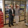 Bundestagsabgeordneter Alexander Hoffmann (links) besuchte die Mohren Apotheke in Karlstadt und sprach mit Apotheker Christoph Weißhaar.