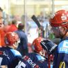 Trumpfte im Derby auf: Der Schweinfurter Jonas Manger (rechts), der hier Anweisungen von Trainer Michael Dippold erhält.