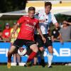 Kehrt wohl ins Aufgebot der FTS zurück: Nico Siegmund (rotes Trikot), hier im Duell mit Herbert Paul (1860 München).