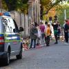 Vor dem Eingang zur Synagoge in Halle legen Menschen Kerzen und Blumen nieder.