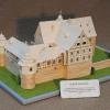Siegfried Schwinn baut aus Holz bedeutende Bauwerke nach. Beispiele davon präsentierte er dem Historischen Verein Landkreis Haßberge – hier das Schloss Ebelsbach.