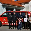 Strahlende Gesichter bei der Feuerwehr Großbardorf bei der Übergabe und kirchlichen Segnung des neuen Mannschaftstransportfahrzeuges (von links). 2. Bürgermeister Klaus Dahinten, Kommandant Gerhard Ress, Rigobert Zehner mit Sohn Fin, Adalbert Demar, Pfarrer Benjamin Pereira, Bürgermeister Josef Demar, 2. Kommandant Stefan Ebner und Mario Demar, Vorsitzender im Feuerwehrverein.