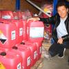 Die Lohrer Firma Wassertechnik Mösslein will einen Fuß in den chinesischen Markt der Trinkwasserhygiene setzen. Im Bild Günter Mösslein, einer der drei Geschäfstführer, mit Kanistern der von Mösslein entwickelten Chemie in der Lagerhalle in Lohr. 