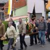 Mitglieder des Obst-und Gartenbauvereins Gerbrunn tragen die eindrucksvoll geschmückte Erntekrone zur St. Nikolaus-Kirche. Zu sehen sind (v.l.): Alfred Engert, 1.Vorsitzender des OGV, Manfred Spahn, Stefan Amend, Dietrich Kühne, Bernd Hesselbach, Stefan Kraft.