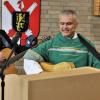 Nach der Lesung offenbarte der neue Militärpfarrer, dass er auch musikalisch etwas drauf hat, als er im Duett mit Oberstabsfeldwebel Jürgen Bauer zur Gitarre griff und den Halleluja-Gesang aus Taizé anstimmte.
