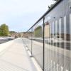 Die Geländer der Neuen Mainbrücke in Ochsenfurt wurden mit Acrylglas verkleidet. 